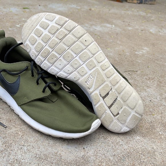 The Roshe Run “Iguana” - Picture 2 of 3